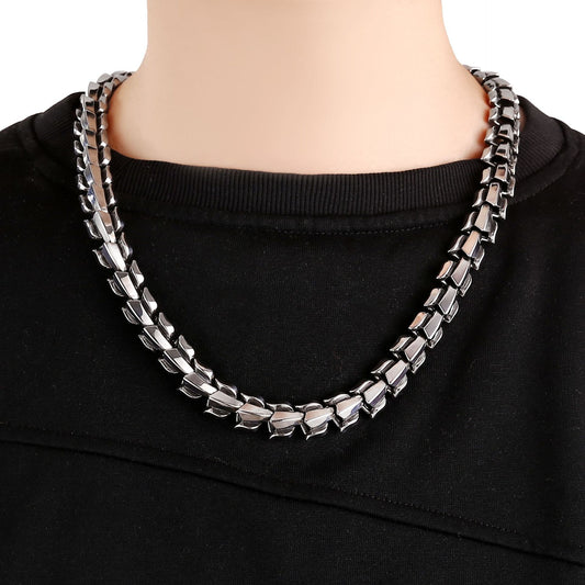 Collana in acciaio al titanio con chiglia da uomo in stile vichingo nordico all'ingrosso in fabbrica, collana in acciaio inossidabile punk personalizzata in stile europeo e americano