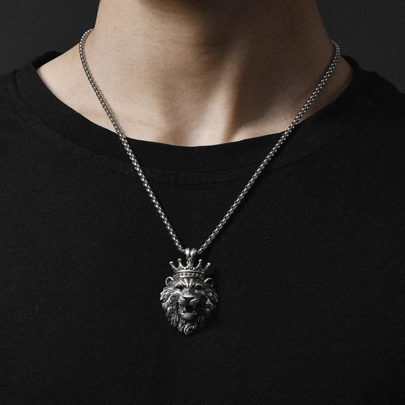 Collana con ciondolo a forma di testa di leone e corona